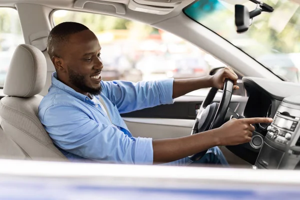 Mosolygó fekete férfi új autót vezet a városban — Stock Fotó