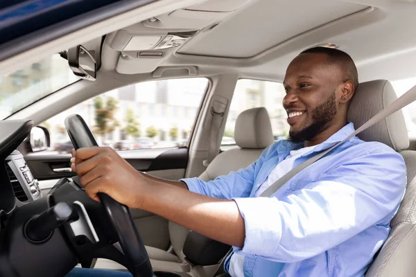 Mosolygó fekete srác új autót vezet a városban — Stock Fotó