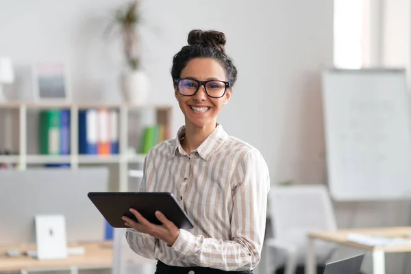 Gelukkig ondernemer jonge vrouw met digitale tablet, met behulp van moderne technologieën in het bedrijfsleven, kantoor interieur — Stockfoto
