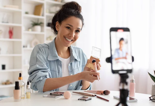 女性ブロガースマートフォンに化粧品を表示するビデオ屋内を作る — ストック写真