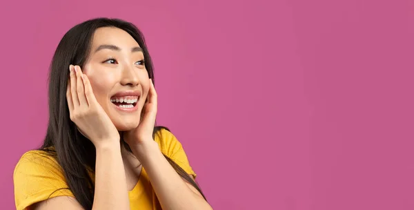 Grande vente ou concept promo. Femme coréenne excitée criant et touchant ses joues, regardant l'espace libre — Photo