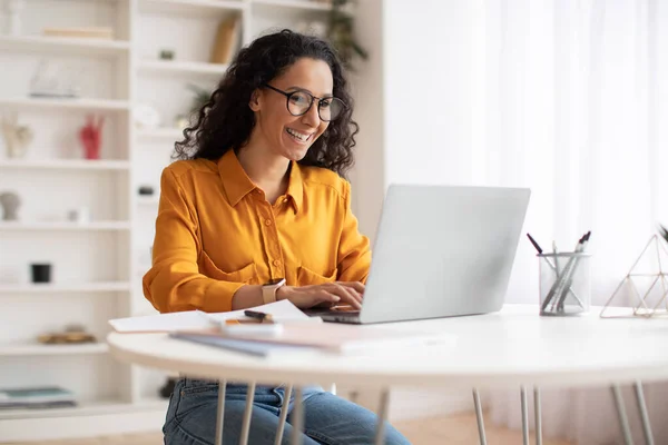 Glad Mellanöstern affärskvinna Använda laptop sitter på arbetsplatsen — Stockfoto