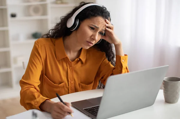 Mutsuz Orta Doğulu İş Kadını Dizüstü bilgisayar kullanıyor. Ofiste sorun var. — Stok fotoğraf