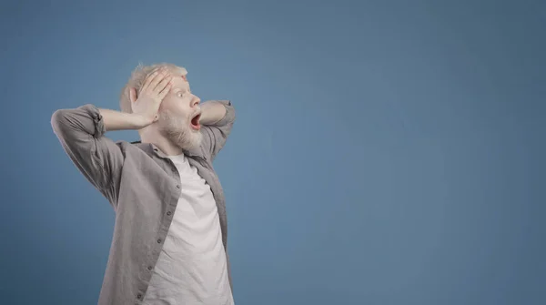 Vay canına, inanılmaz. Şaşırmış albino adam şok edici bir reklam gördü, duygusal tepki verdi, panorama, boş alan — Stok fotoğraf