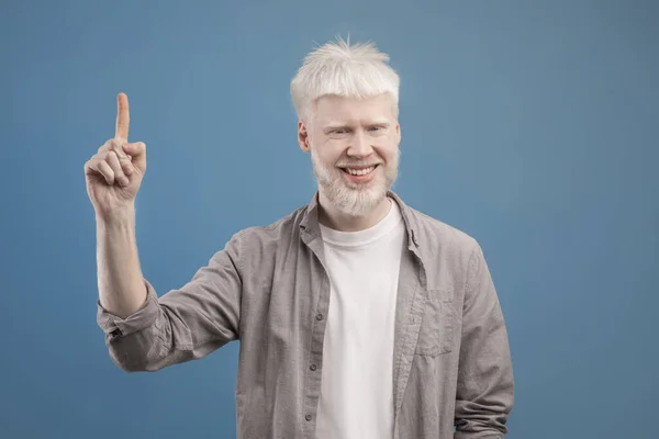 Bonito jovem albino apontando para cima experimentando momento AHA, tendo ideia criativa, gesticulando eureka — Fotografia de Stock