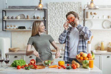 Gülümseyen, sakallı, neşeli, genç Avrupalı koca. Gözlerine biber parçaları koy.