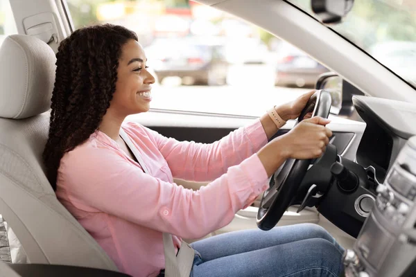 새 차를 운전하는 점잖은 흑인 여자 시험 — 스톡 사진