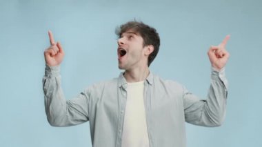 Harika bir tanıtım. Delikanlı şaşkınlıkla yukarı bakıyor ve iki eliyle işaret ediyor.