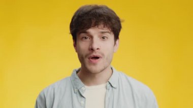 Vay canına, inanılmaz. Şaşırmış hisseden genç bir adam, ağzını açıp şaşkınlığını ve şokunu ifade ediyor.