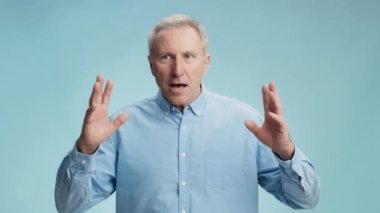 İnanılmaz bir başarı konsepti. Heyecanlı gri saçlı son sınıf öğrencisi, kafasını tutuyor ve el kol hareketi yapıyor evet, zaferin tadını çıkarıyor.