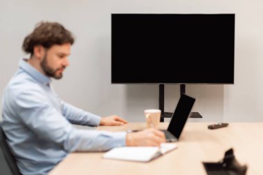 Webinar İzleyen İşçi, Siyah Boş Ekran ile Monitöre Odaklan,