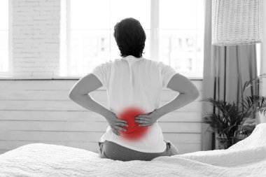 Siyah beyaz bir fotoğraf. Arkadan dokunan bir adam. Yatak odası.