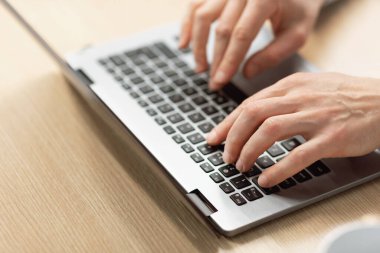 İşadamı ofiste dizüstü bilgisayar kullanıyor.