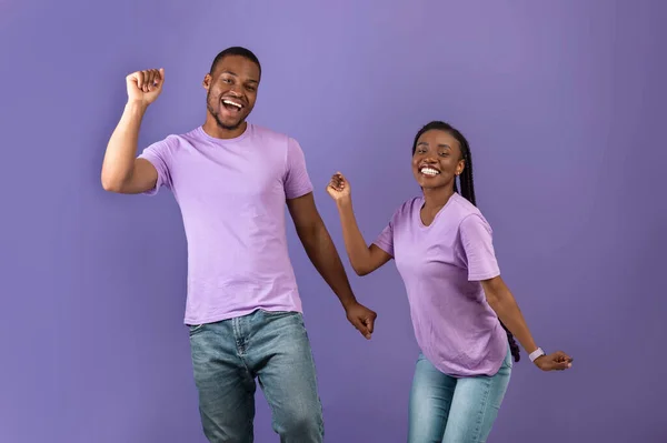 Retrato de casal negro emocional dançando no estúdio — Fotografia de Stock
