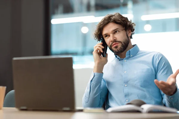 Homem de negócios trabalhando e falando no telefone no escritório — Fotografia de Stock