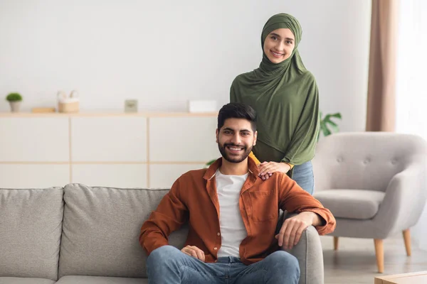 Boldog házaspár muszlim pózol otthon, mosolygós kamera — Stock Fotó