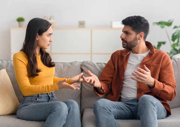 Angry Arabic Spouses Having Quarrel Arguing Sitting On Couch Indoor — Stock Photo, Image