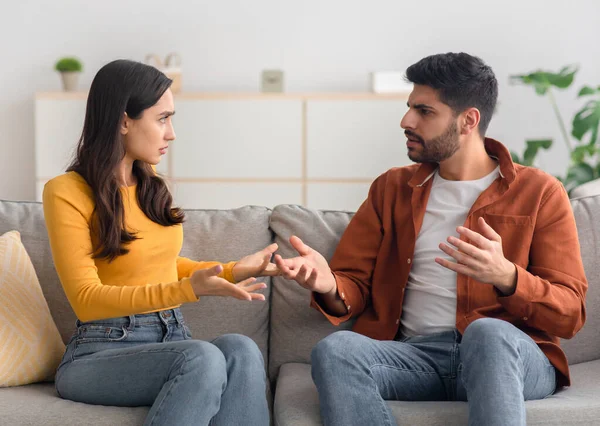 Angry Arabic Spouses Having Quarrel Arguing Sitting On Couch Indoor — Fotografia de Stock