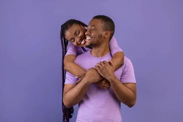 Afro-Amerikaanse man knuffelen zijn vrouw in studio — Stockfoto