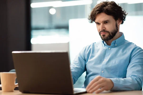 Επιχειρηματίας που χρησιμοποιεί φορητό υπολογιστή κάθεται στο γραφείο στο γραφείο — Φωτογραφία Αρχείου