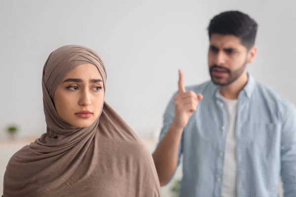 Dühös muszlim férfi kiabál depressziós felesége, amelynek konfliktus beltéri — Stock Fotó