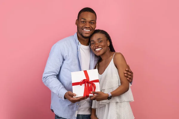 Счастливые чернокожие мужчина и женщина с коробкой в руках — стоковое фото