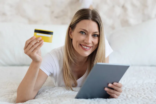 Szoros portré gyönyörű nő tabletta mutatja hitelkártya — Stock Fotó