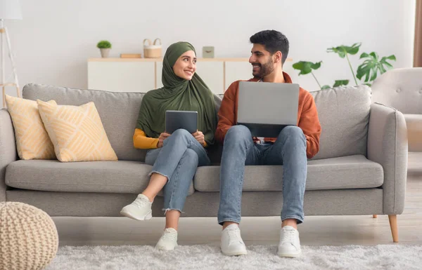 Middle Eastern Couple Using Laptop Computer And Tablet At Home — Fotografia de Stock