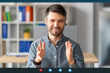Online röportaj konsepti. Yetişkin bir adamın video konuşması, kamera önünde konuşması, webcam görüntüsü ile aygıt ekran görüntüsü
