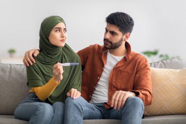 Mutsuz Ortadoğu Çifti Olumsuz Hamilelik Testi İçerde Oturuyor