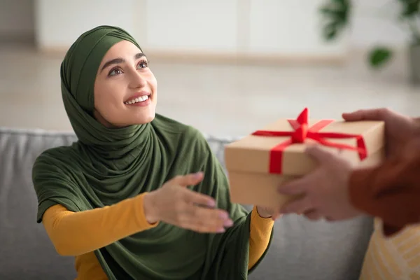 Joyful Muslim Woman Wearing Hijab Receiving Gift Box At Home — Stock Photo, Image