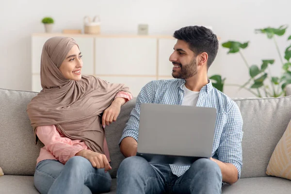 Boldog iszlám házastársak Laptop számítógép együtt otthon — Stock Fotó