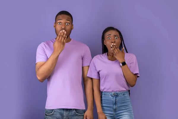 Asustada pareja afroamericana mirando la cámara —  Fotos de Stock