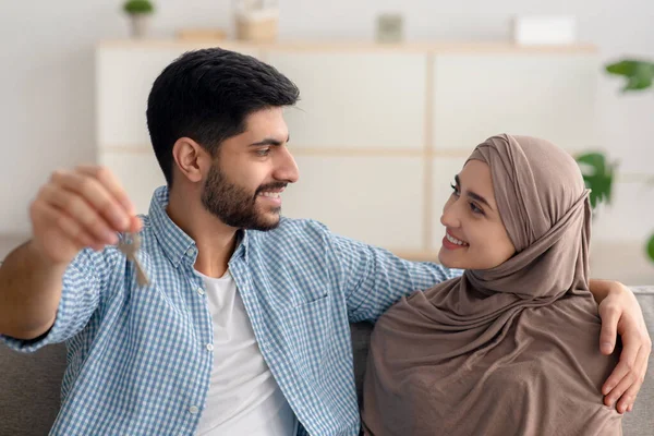 Gli sposi musulmani allegri che tengono la propria chiave della casa che si siede all'interno — Foto Stock