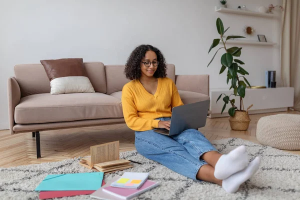 Il concetto di e-learning. Donna afroamericana felice che studia online sul computer portatile a casa, copia lo spazio — Foto Stock
