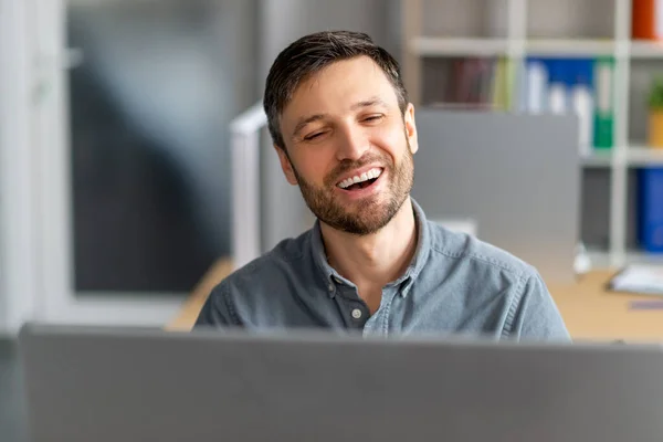 幸せな成熟した男性マネージャのコンピュータ上で作業の肖像,ビデオ通話と画面で笑顔を持ちます — ストック写真