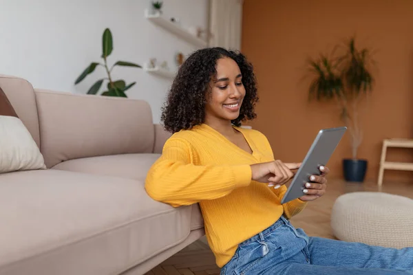 Ung afroamerikansk dam använder ny mobil applikation på digital surfplatta hemma, kopiera utrymme — Stockfoto