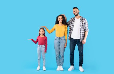 Orta Doğulu Aile Birbirlerine Boylarını, Mavi Geçmişlerini Gösteriyorlar