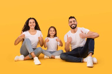 Neşeli Arap Ailesi Bir Şey Onaylıyor, Sarı Arkaplan
