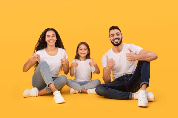 Cheerful Arabic Family Gesturing Thumbs Up Approving Something, Yellow Background — Stok fotoğraf