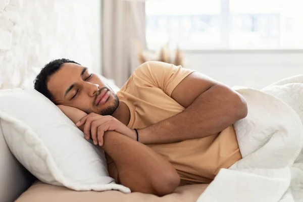 Dormindo árabe masculino deitado na cama no quarto em casa — Fotografia de Stock