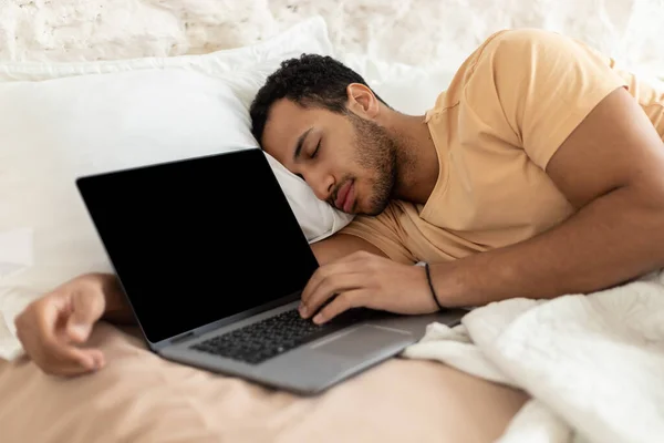 Exhausted Arabic Freelancer Man Sleeping Near Laptop In Bedroom — Stock fotografie