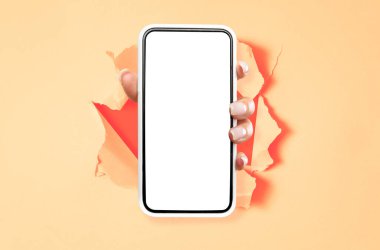 Beyaz, boş, akıllı telefon ekranı gösteren kadın kağıdı kırıyor.