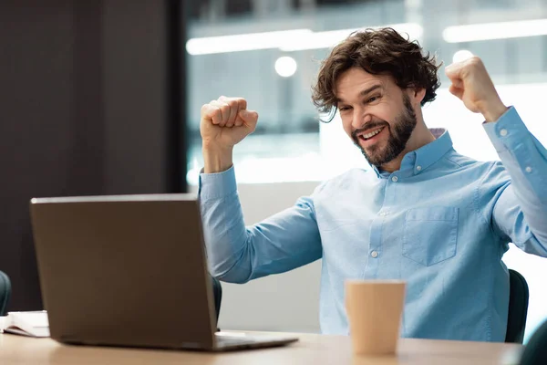 Excited businessman using pc celebrating success shaking fists screaming yes — Foto de Stock