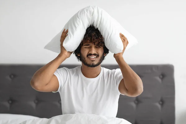 Tipo indio enfermo que sufre de dolor de cabeza, sentado en la cama — Foto de Stock