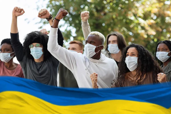 Internationale groep boze studenten protesteren tegen crisis in Oekraïne — Stockfoto