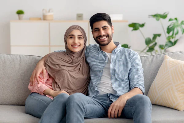 Happy Muslim Family Couple Sitting Together And Embracing At Home — Stock fotografie