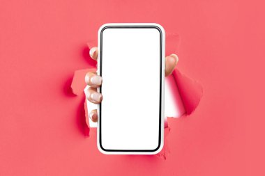 Beyaz, boş, akıllı telefon ekranı gösteren kadın kağıdı kırıyor.