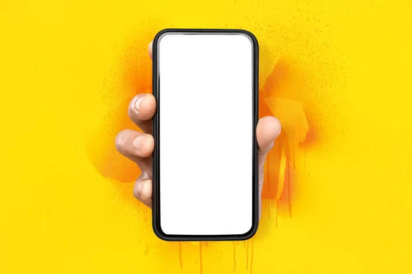Collage de mano mostrando la pantalla vacía del teléfono inteligente rompiendo a través de papel — Foto de Stock