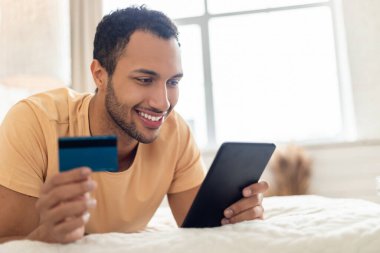 Orta Doğulu Adam Alışveriş Kredi Kartı ve Tablet Ev İçi